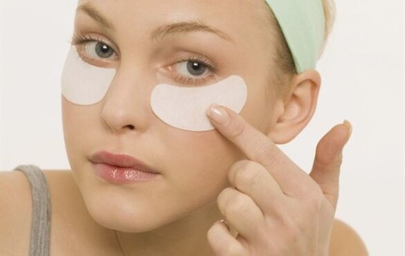 ringiovanimento della pelle intorno agli occhi usando i cerotti