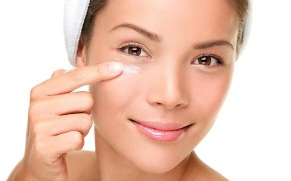 applicare una crema per ringiovanire la pelle intorno agli occhi