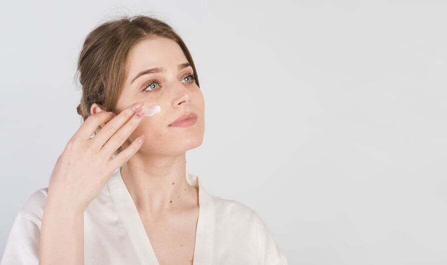 procedura per applicare la crema sulla pelle del viso