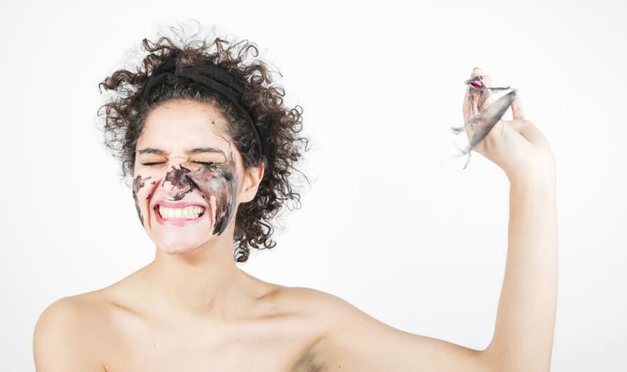 una donna esegue un trattamento ringiovanente per la pelle del viso