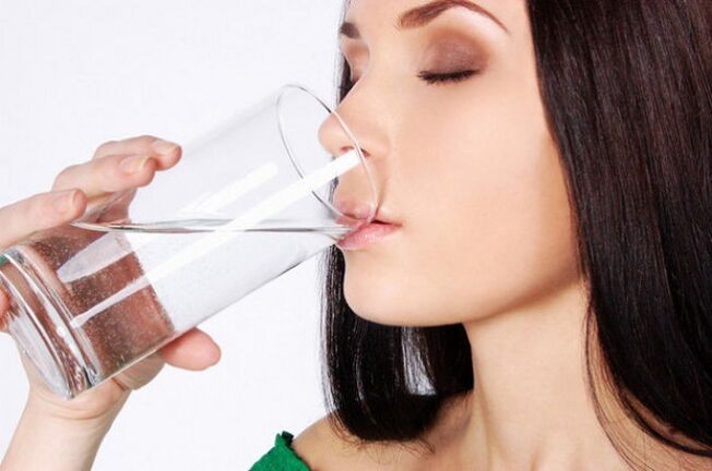 bere acqua per ringiovanire la pelle