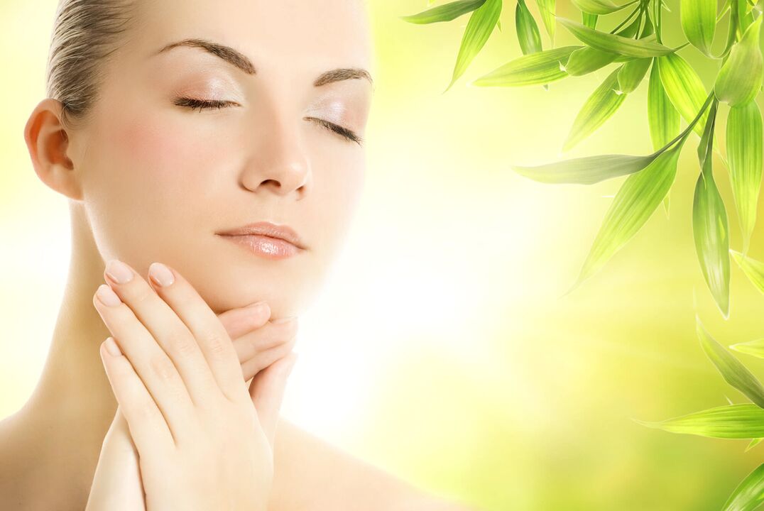 massaggio della pelle del viso con olio per il ringiovanimento