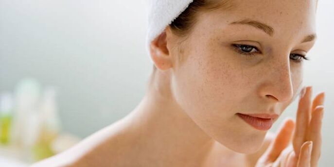 Uso regolare di oli essenziali per idratare la pelle del viso